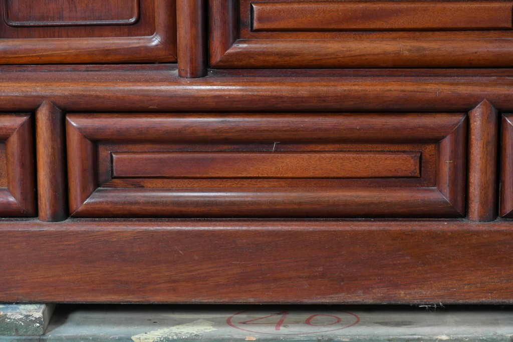 和製ヴィンテージ　花梨(カリン)材　透かし彫りと草花の彫刻が魅力の飾り棚　(R-086714)