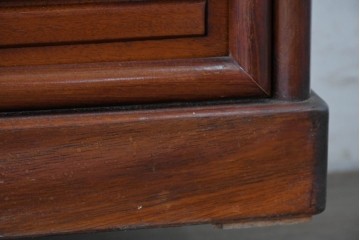 和製ヴィンテージ　花梨(カリン)材　透かし彫りと草花の彫刻が魅力の飾り棚　(R-086714)