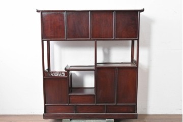 和製ヴィンテージ　花梨(カリン)材　透かし彫りと草花の彫刻が魅力の飾り棚　(R-086714)