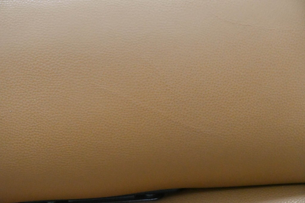 中古　関家具取り扱い　Delphi(デルフィー)　本革　ハイバック仕様で快適な座り心地のリクライニングチェア　定価約13万円　(R-086718)