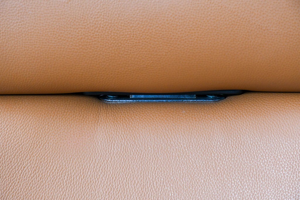 中古　関家具取り扱い　Delphi(デルフィー)　本革　ハイバック仕様で快適な座り心地のリクライニングチェア　定価約13万円　(R-086718)