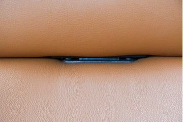 中古　関家具取り扱い　Delphi(デルフィー)　本革　ハイバック仕様で快適な座り心地のリクライニングチェア　定価約13万円　(R-086718)