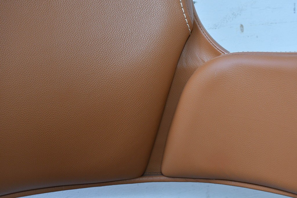 中古　関家具取り扱い　Delphi(デルフィー)　本革　ハイバック仕様で快適な座り心地のリクライニングチェア　定価約13万円　(R-086718)