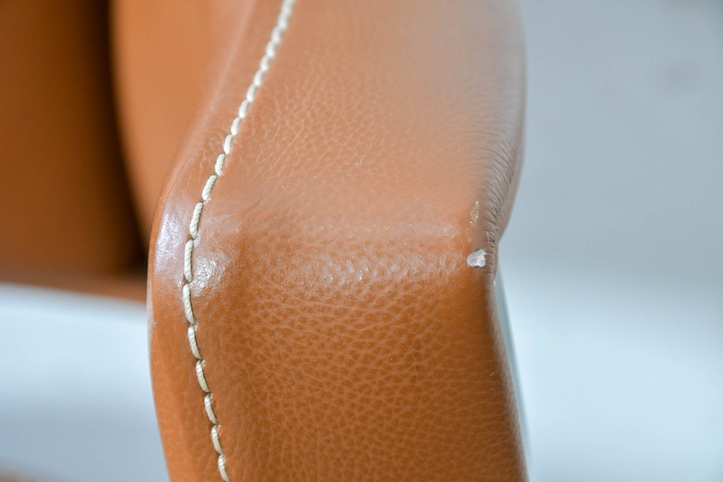 中古　関家具取り扱い　Delphi(デルフィー)　本革　ハイバック仕様で快適な座り心地のリクライニングチェア　定価約13万円　(R-086718)