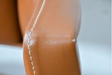 中古　関家具取り扱い　Delphi(デルフィー)　本革　ハイバック仕様で快適な座り心地のリクライニングチェア　定価約13万円　(R-086718)