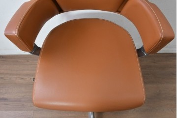 中古　関家具取り扱い　Delphi(デルフィー)　本革　ハイバック仕様で快適な座り心地のリクライニングチェア　定価約13万円　(R-086718)