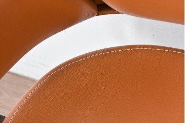 中古　関家具取り扱い　Delphi(デルフィー)　本革　ハイバック仕様で快適な座り心地のリクライニングチェア　定価約13万円　(R-086718)