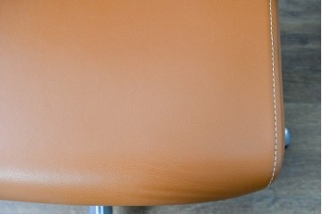 中古　関家具取り扱い　Delphi(デルフィー)　本革　ハイバック仕様で快適な座り心地のリクライニングチェア　定価約13万円　(R-086718)