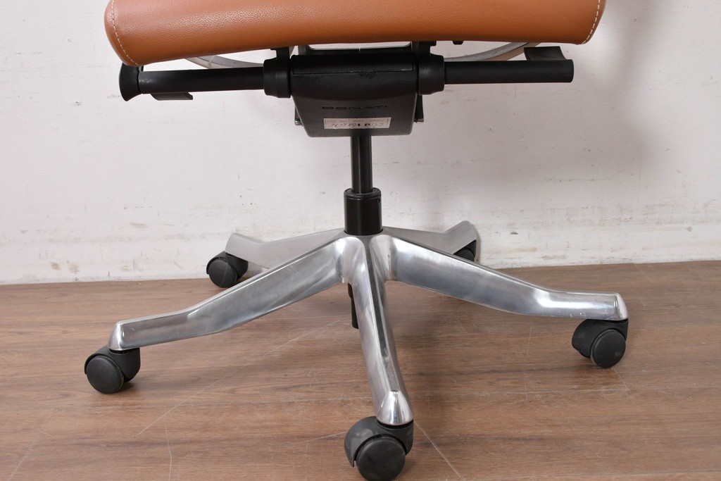 中古　関家具取り扱い　Delphi(デルフィー)　本革　ハイバック仕様で快適な座り心地のリクライニングチェア　定価約13万円　(R-086718)