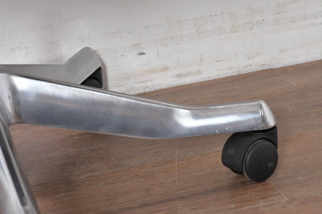 中古　関家具取り扱い　Delphi(デルフィー)　本革　ハイバック仕様で快適な座り心地のリクライニングチェア　定価約13万円　(R-086718)