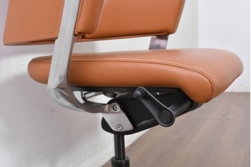 中古　関家具取り扱い　Delphi(デルフィー)　本革　ハイバック仕様で快適な座り心地のリクライニングチェア　定価約13万円　(R-086718)