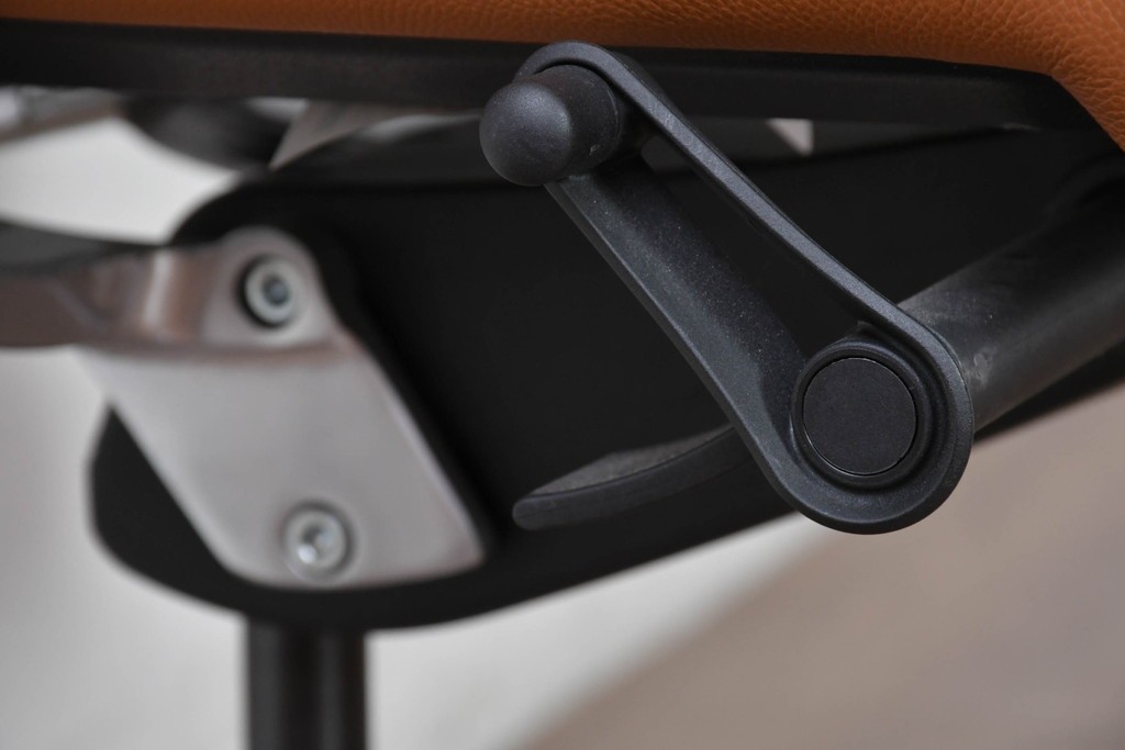 中古　関家具取り扱い　Delphi(デルフィー)　本革　ハイバック仕様で快適な座り心地のリクライニングチェア　定価約13万円　(R-086718)