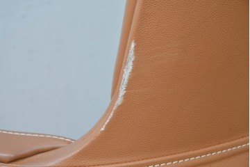 中古　関家具取り扱い　Delphi(デルフィー)　本革　ハイバック仕様で快適な座り心地のリクライニングチェア　定価約13万円　(R-086718)