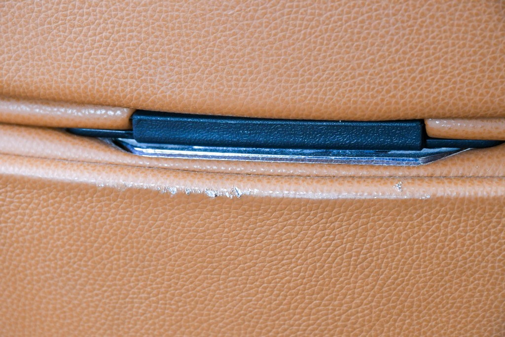 中古　関家具取り扱い　Delphi(デルフィー)　本革　ハイバック仕様で快適な座り心地のリクライニングチェア　定価約13万円　(R-086718)