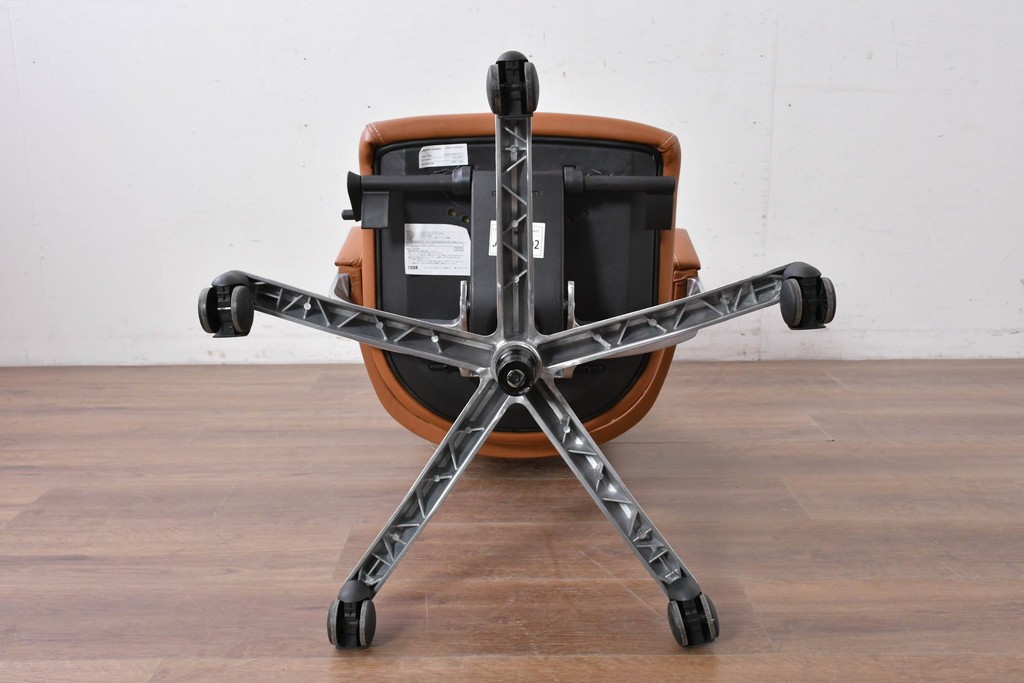 中古　関家具取り扱い　Delphi(デルフィー)　本革　ハイバック仕様で快適な座り心地のリクライニングチェア　定価約13万円　(R-086718)