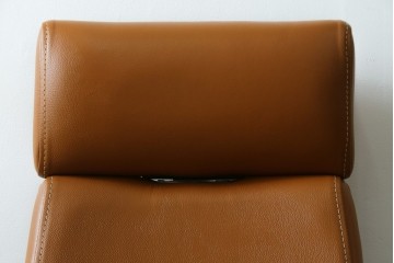 中古　関家具取り扱い　Delphi(デルフィー)　本革　ハイバック仕様で快適な座り心地のリクライニングチェア　定価約13万円　(R-086718)