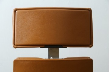 中古　関家具取り扱い　Delphi(デルフィー)　本革　ハイバック仕様で快適な座り心地のリクライニングチェア　定価約13万円　(R-086718)