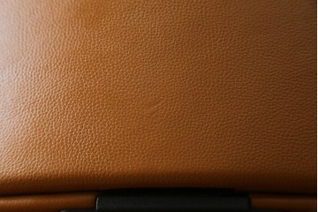 中古　関家具取り扱い　Delphi(デルフィー)　本革　ハイバック仕様で快適な座り心地のリクライニングチェア　定価約13万円　(R-086718)