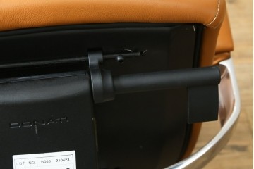 中古　関家具取り扱い　Delphi(デルフィー)　本革　ハイバック仕様で快適な座り心地のリクライニングチェア　定価約13万円　(R-086718)