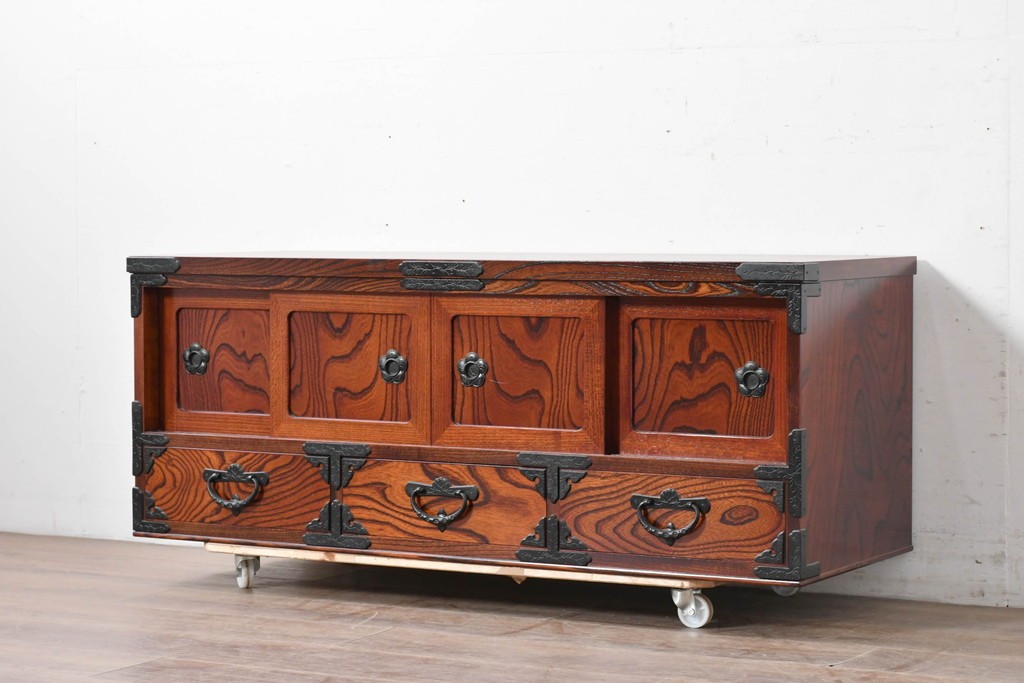 中古　美品　岩谷堂箪笥　菊幸　金具に施された細やかな彫刻が美しいローボード　(R-086719)