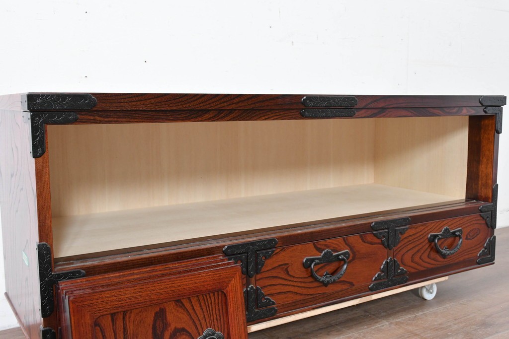 中古　美品　岩谷堂箪笥　菊幸　金具に施された細やかな彫刻が美しいローボード　(R-086719)