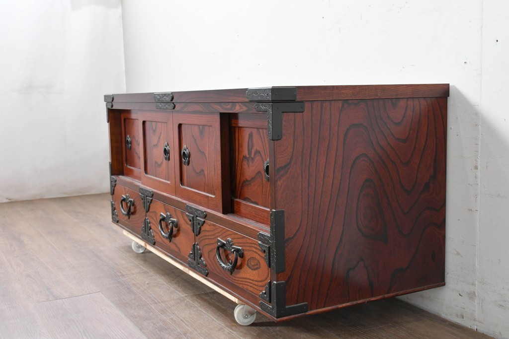 中古　美品　岩谷堂箪笥　菊幸　金具に施された細やかな彫刻が美しいローボード　(R-086719)