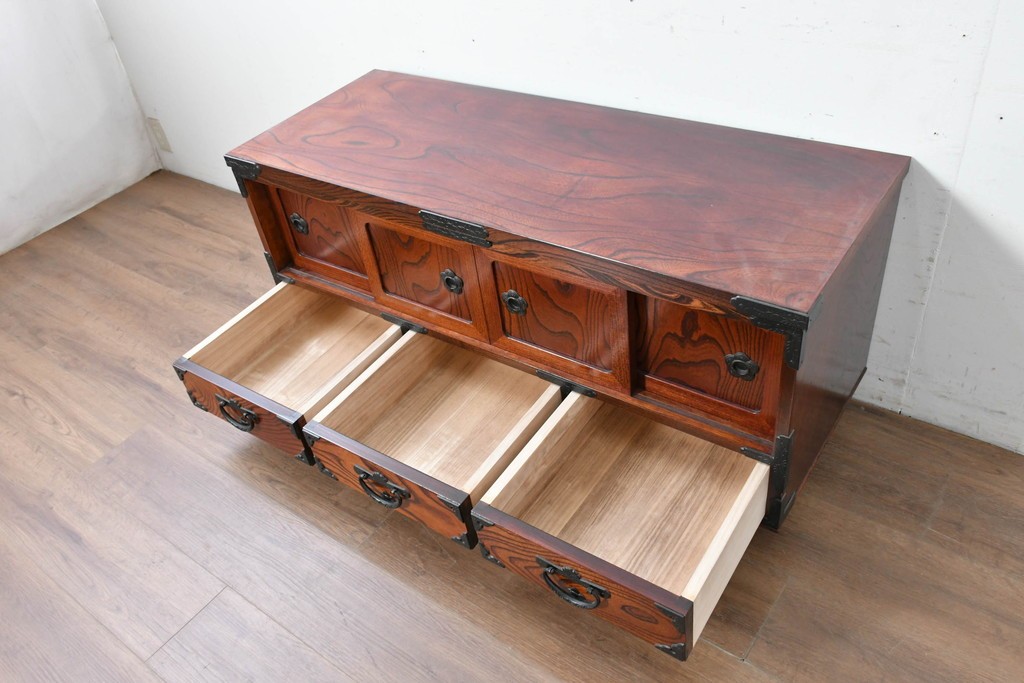 中古　美品　岩谷堂箪笥　菊幸　金具に施された細やかな彫刻が美しいローボード　(R-086719)