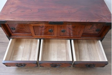 中古　美品　岩谷堂箪笥　菊幸　金具に施された細やかな彫刻が美しいローボード　(R-086719)