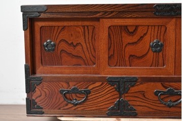 中古　美品　岩谷堂箪笥　菊幸　金具に施された細やかな彫刻が美しいローボード　(R-086719)