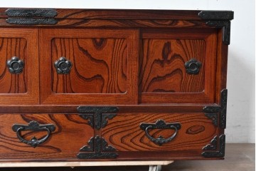 中古　美品　岩谷堂箪笥　菊幸　金具に施された細やかな彫刻が美しいローボード　(R-086719)