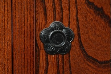 中古　美品　岩谷堂箪笥　菊幸　金具に施された細やかな彫刻が美しいローボード　(R-086719)