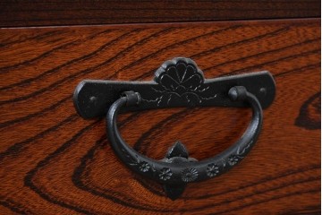 中古　美品　岩谷堂箪笥　菊幸　金具に施された細やかな彫刻が美しいローボード　(R-086719)