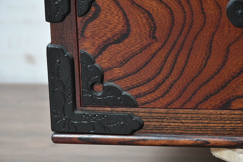 中古　美品　岩谷堂箪笥　菊幸　金具に施された細やかな彫刻が美しいローボード　(R-086719)