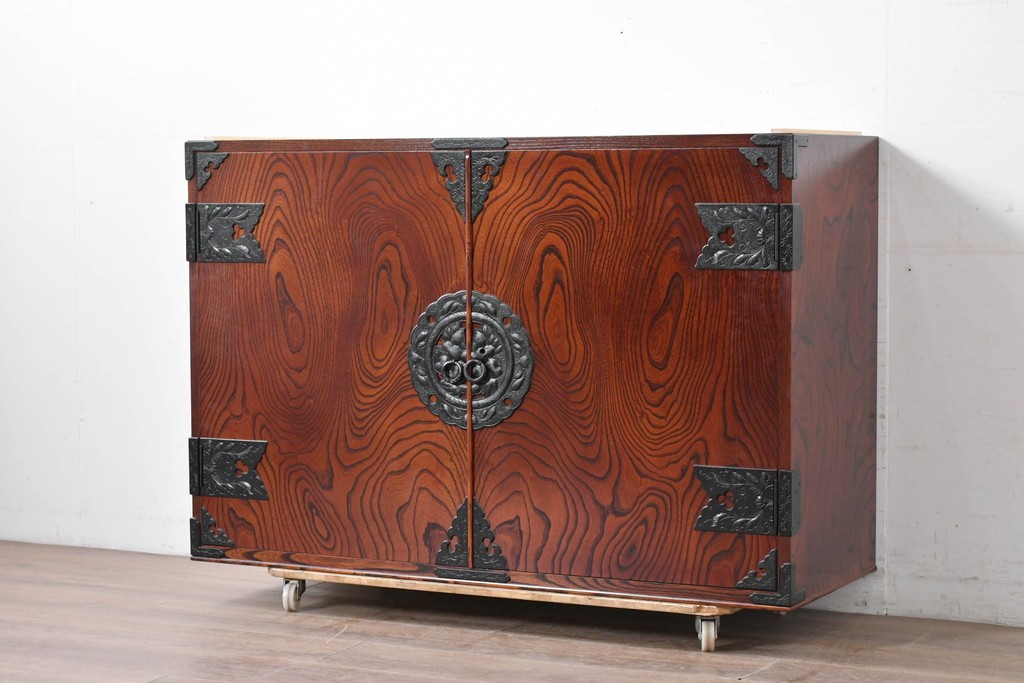 《天板・台輪取り付け加工費込み》　中古　美品　岩谷堂箪笥　菊幸　重厚な錠前金具が目を引く衣装盆5杯の着物箪笥　(R-086720)