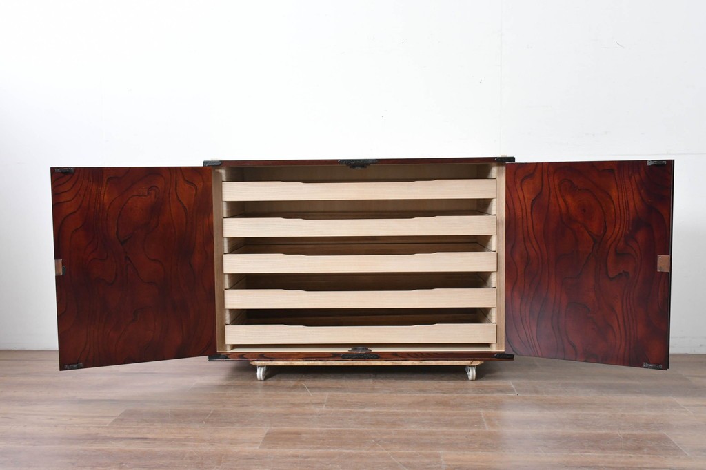 《天板・台輪取り付け加工費込み》　中古　美品　岩谷堂箪笥　菊幸　重厚な錠前金具が目を引く衣装盆5杯の着物箪笥　(R-086720)