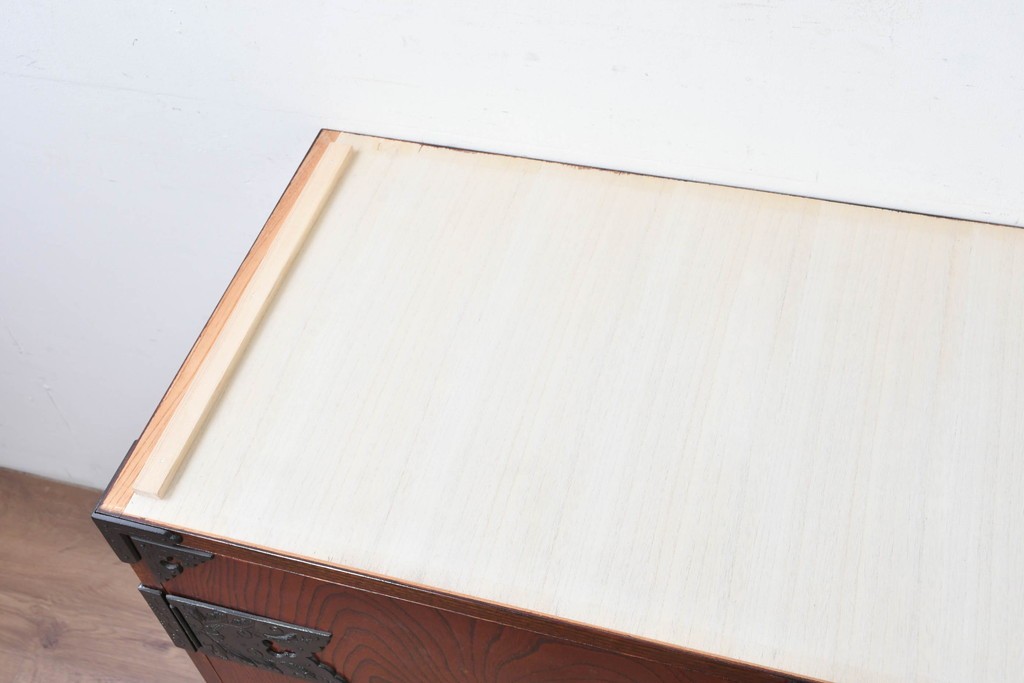 《天板・台輪取り付け加工費込み》　中古　美品　岩谷堂箪笥　菊幸　重厚な錠前金具が目を引く衣装盆5杯の着物箪笥　(R-086720)