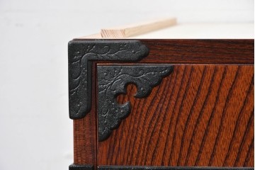 《天板・台輪取り付け加工費込み》　中古　美品　岩谷堂箪笥　菊幸　重厚な錠前金具が目を引く衣装盆5杯の着物箪笥　(R-086720)