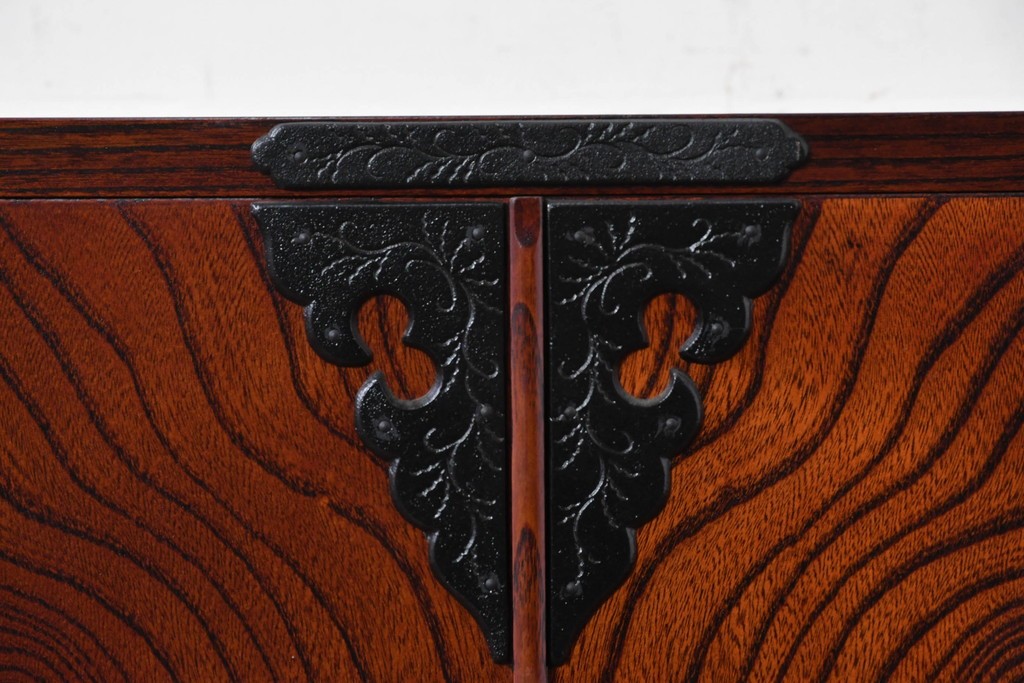 《天板・台輪取り付け加工費込み》　中古　美品　岩谷堂箪笥　菊幸　重厚な錠前金具が目を引く衣装盆5杯の着物箪笥　(R-086720)