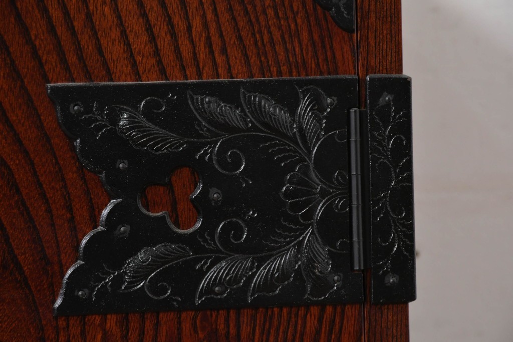 《天板・台輪取り付け加工費込み》　中古　美品　岩谷堂箪笥　菊幸　重厚な錠前金具が目を引く衣装盆5杯の着物箪笥　(R-086720)