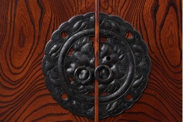 《天板・台輪取り付け加工費込み》　中古　美品　岩谷堂箪笥　菊幸　重厚な錠前金具が目を引く衣装盆5杯の着物箪笥　(R-086720)