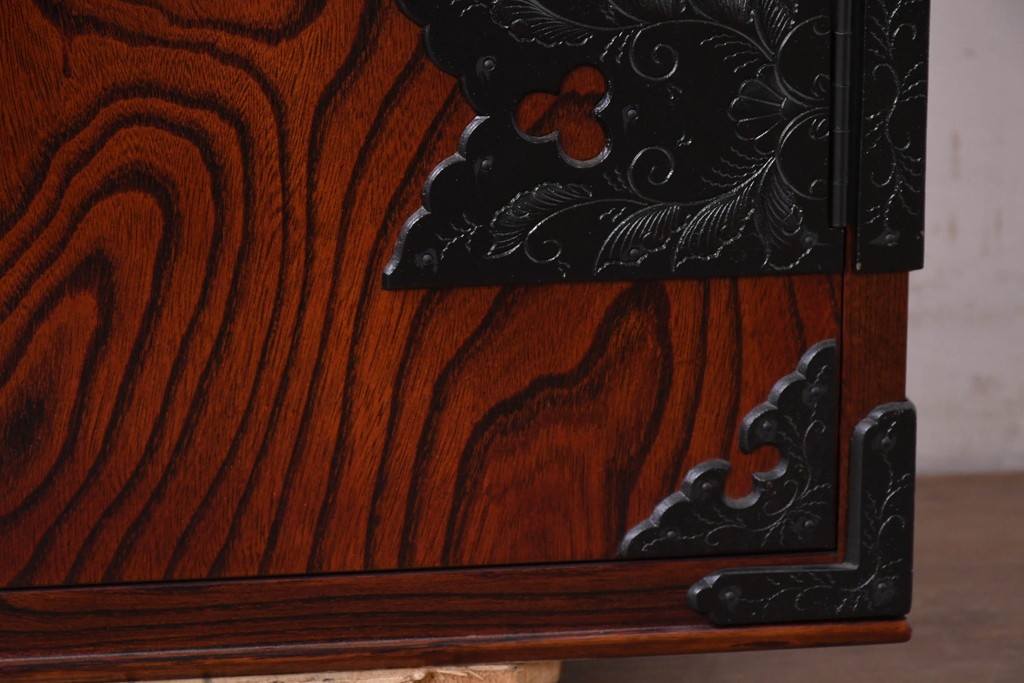 《天板・台輪取り付け加工費込み》　中古　美品　岩谷堂箪笥　菊幸　重厚な錠前金具が目を引く衣装盆5杯の着物箪笥　(R-086720)