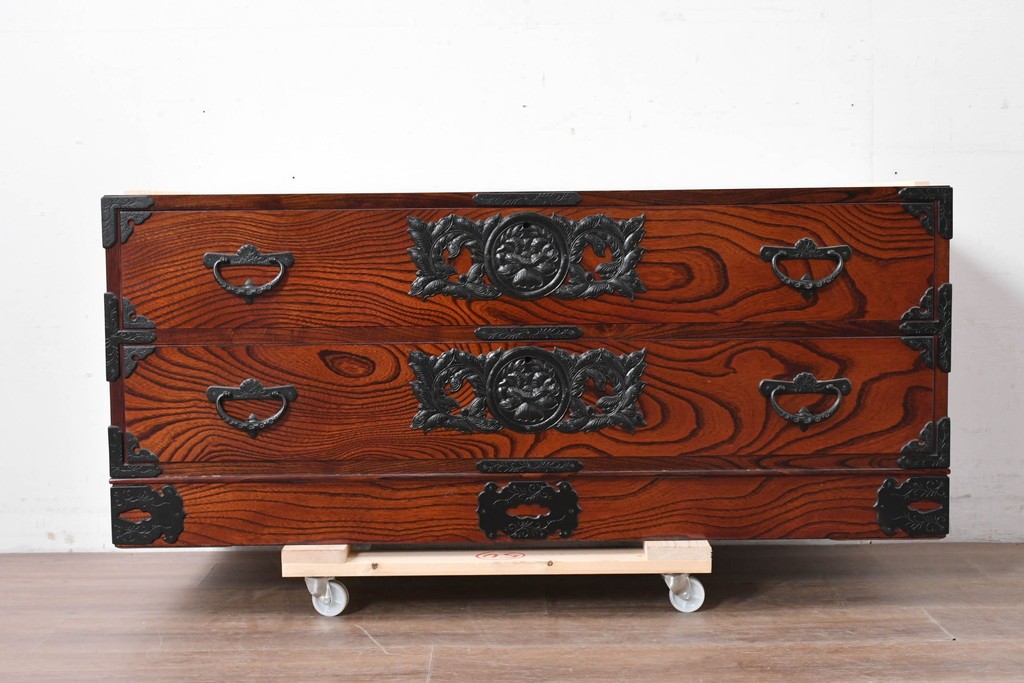 《天板取り付け加工費込み》　中古　美品　岩谷堂箪笥　菊幸　堂々とした木目に金具の意匠が映えるローチェスト　(R-086721)