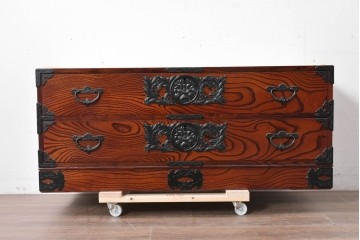 《天板取り付け加工費込み》　中古　美品　岩谷堂箪笥　菊幸　堂々とした木目に金具の意匠が映えるローチェスト　(R-086721)