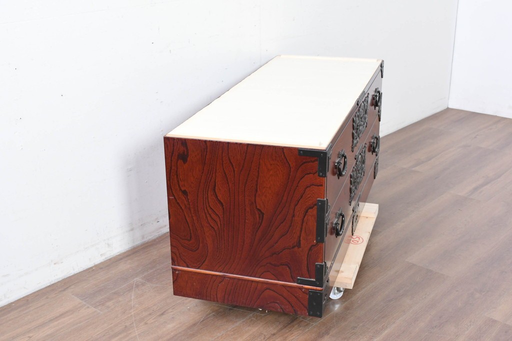 《天板取り付け加工費込み》　中古　美品　岩谷堂箪笥　菊幸　堂々とした木目に金具の意匠が映えるローチェスト　(R-086721)