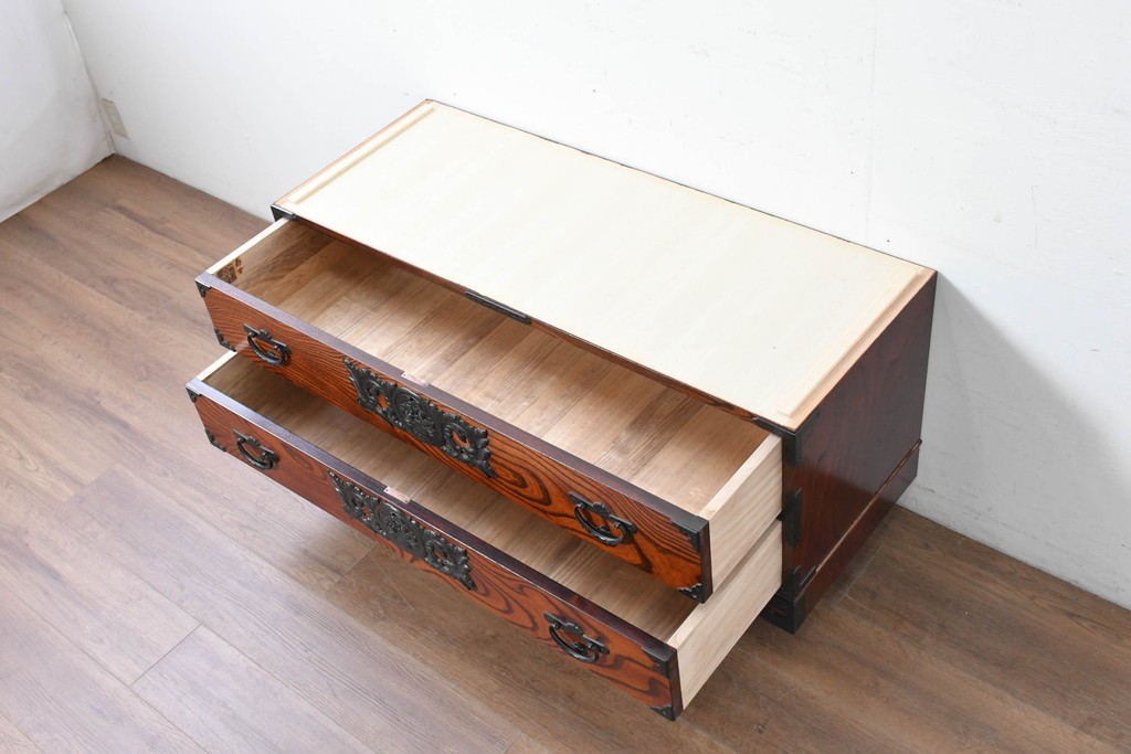 《天板取り付け加工費込み》　中古　美品　岩谷堂箪笥　菊幸　堂々とした木目に金具の意匠が映えるローチェスト　(R-086721)