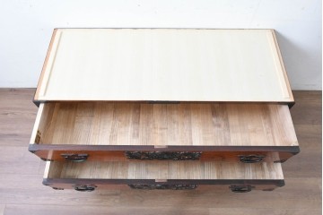 《天板取り付け加工費込み》　中古　美品　岩谷堂箪笥　菊幸　堂々とした木目に金具の意匠が映えるローチェスト　(R-086721)