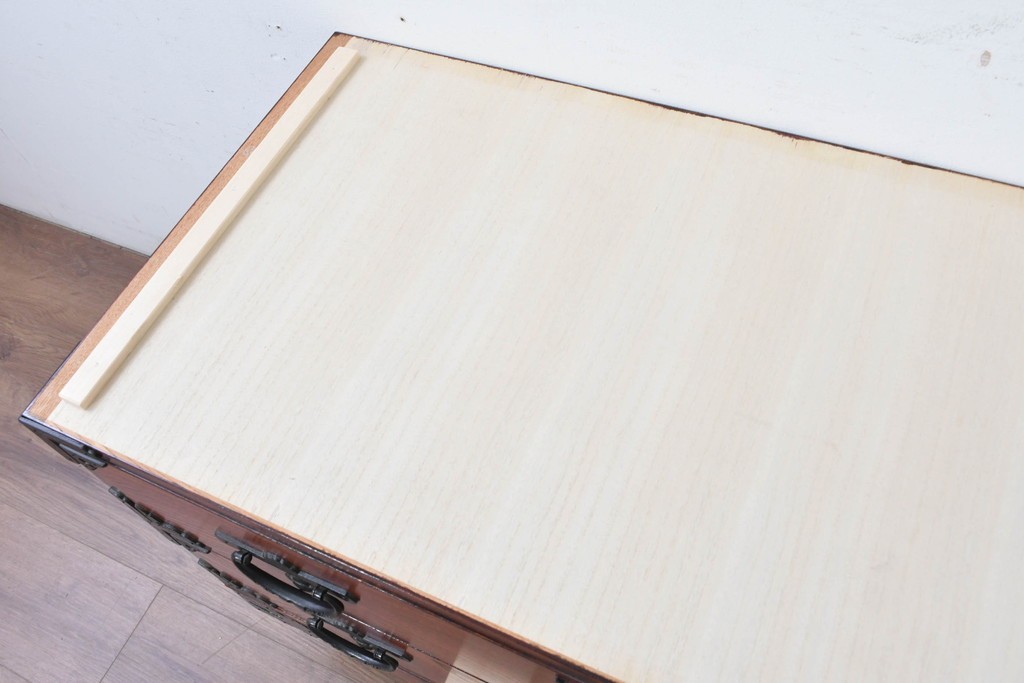 《天板取り付け加工費込み》　中古　美品　岩谷堂箪笥　菊幸　堂々とした木目に金具の意匠が映えるローチェスト　(R-086721)