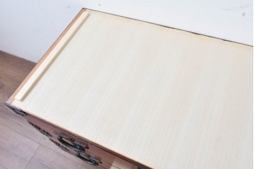 《天板取り付け加工費込み》　中古　美品　岩谷堂箪笥　菊幸　堂々とした木目に金具の意匠が映えるローチェスト　(R-086721)