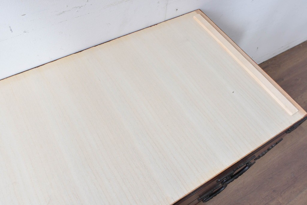 《天板取り付け加工費込み》　中古　美品　岩谷堂箪笥　菊幸　堂々とした木目に金具の意匠が映えるローチェスト　(R-086721)