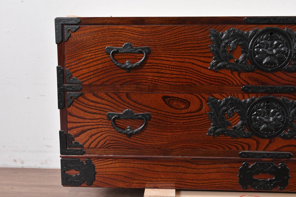 《天板取り付け加工費込み》　中古　美品　岩谷堂箪笥　菊幸　堂々とした木目に金具の意匠が映えるローチェスト　(R-086721)